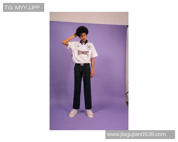 足球明星夏季休闲短袖时尚搭配图片欣赏与潮流趋势分析